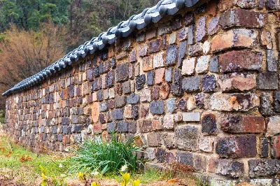 トンバイ塀のある裏通り